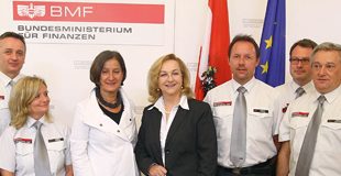(v.l.n.r.) Generaldirektor für öffentliche Sicherheit Dr. Herbert Anderl, Elisabeth Sattler, Wilfried Lehner, Innenministerin Mag. Johanna Mikl-Leitner, Finanzministerin Dr. Maria Fekter, Rigobert Rainer, Thomas Allinger, Franz Kurz und Sektionschef Dr. Wolfgang Nolz