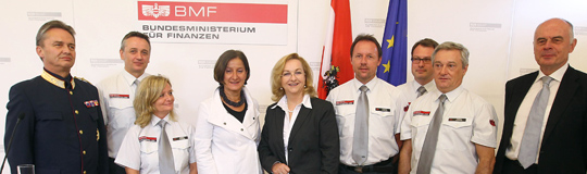 (v.l.n.r.) Generaldirektor für öffentliche Sicherheit Dr. Herbert Anderl, Elisabeth Sattler, Wilfried Lehner, Innenministerin Mag. Johanna Mikl-Leitner, Finanzministerin Dr. Maria Fekter, Rigobert Rainer, Thomas Allinger, Franz Kurz und Sektionschef Dr. Wolfgang Nolz