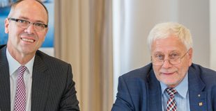 Detlev Henze, Geschäftsführer TÜV TRUST IT (li.) und o. Univ.-Prof. Dr. Dr.h.c.mult. Friedrich Schneider, Professor am Institut für Volkswirtschaftslehre an der Johannes Kepler Universität Linz