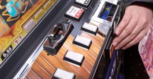 Oberösterreich: Spielautomaten mit präpariertem Geld überlistet