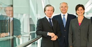 Vorstand-Casinos-Austria-und-Lotterien-Gruppe, v.l.n.r.: VD DI Friedrich Stickler, GD Dr. Karl Stoss, VD Mag. Bettina Glatz-Kremsner, VD Mag. Dietmar Hoscher; © Österreichische Lotterien