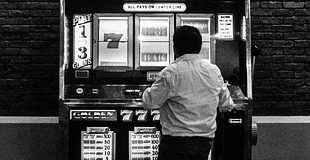 "Keine manipulierte Registrierkasse kann so viel Schaden anrichten wie ein illegales Spiellokal, in dem es weder Spielerschutz noch Jugendschutz gibt. " - Bild © Spieler-Info