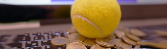 © Bild von top10-casinosites auf Pixabay (Ausschnitt) Sportwetten Tennisball Laptop Geldmünzen